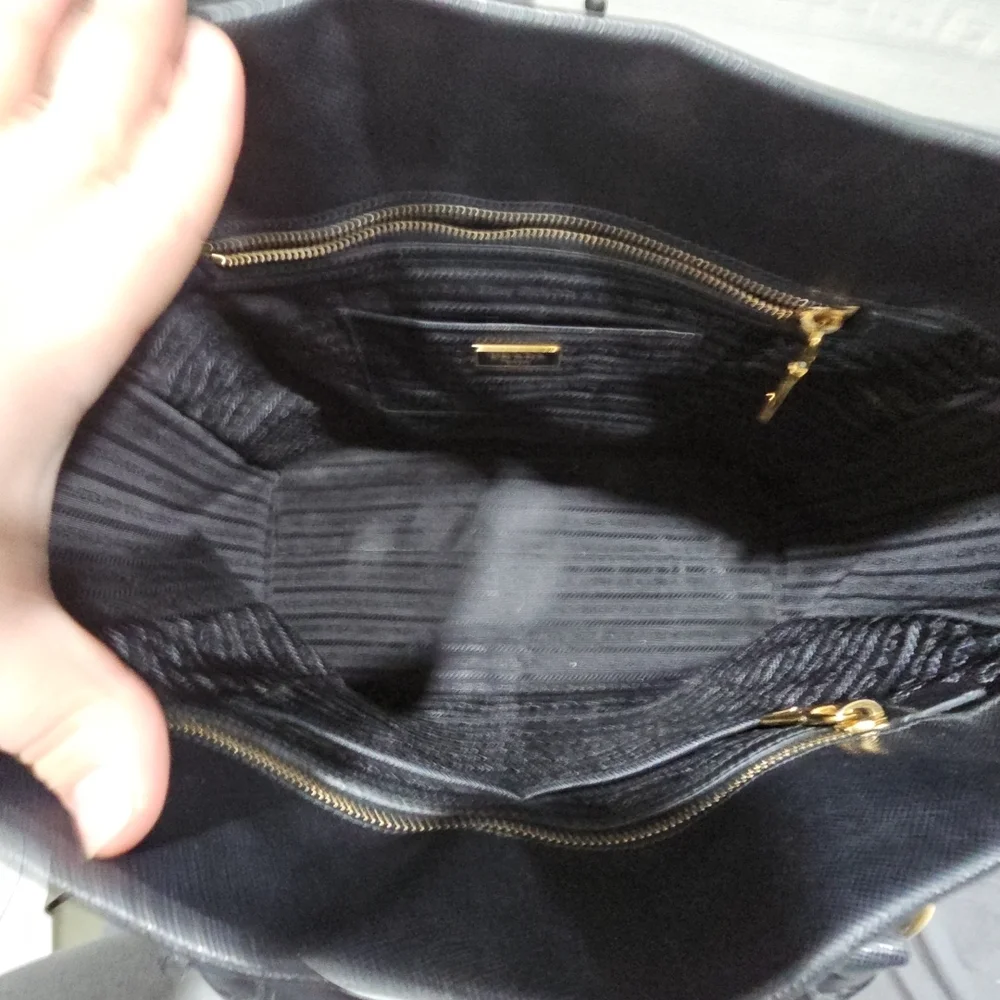 Black leather Prada Galleria Saffiano Lux tote bag - Picture 6 of 7